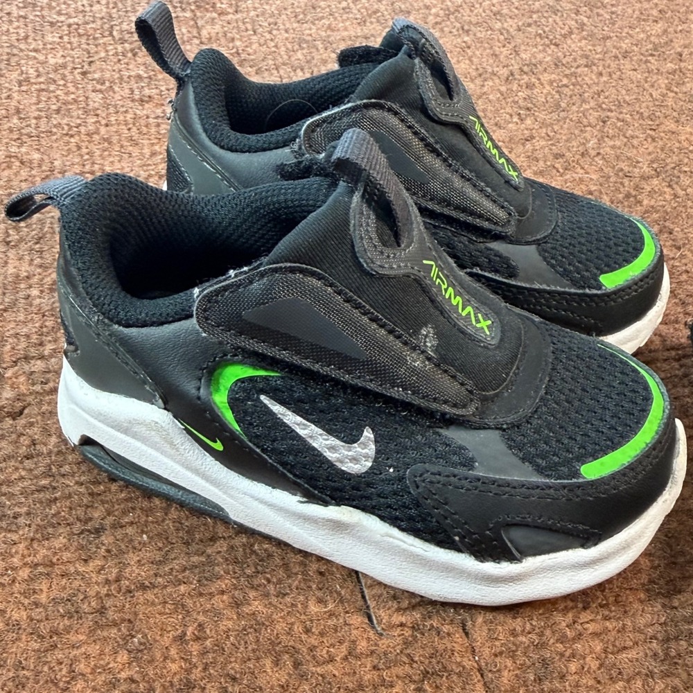 A- Nike Air‎ Max SC Toddler Sneakers Black Green CW1629-006 Size 6C with Socks
